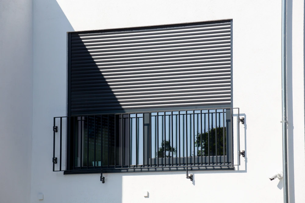 Roulement électrique en aluminium sur un nouvel immeuble d'habitation
