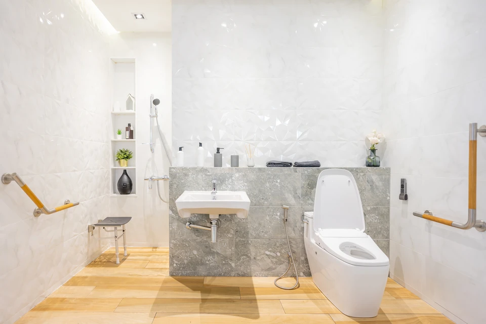Toilettes publiques pour personnes handicapées dans un grand bâtiment