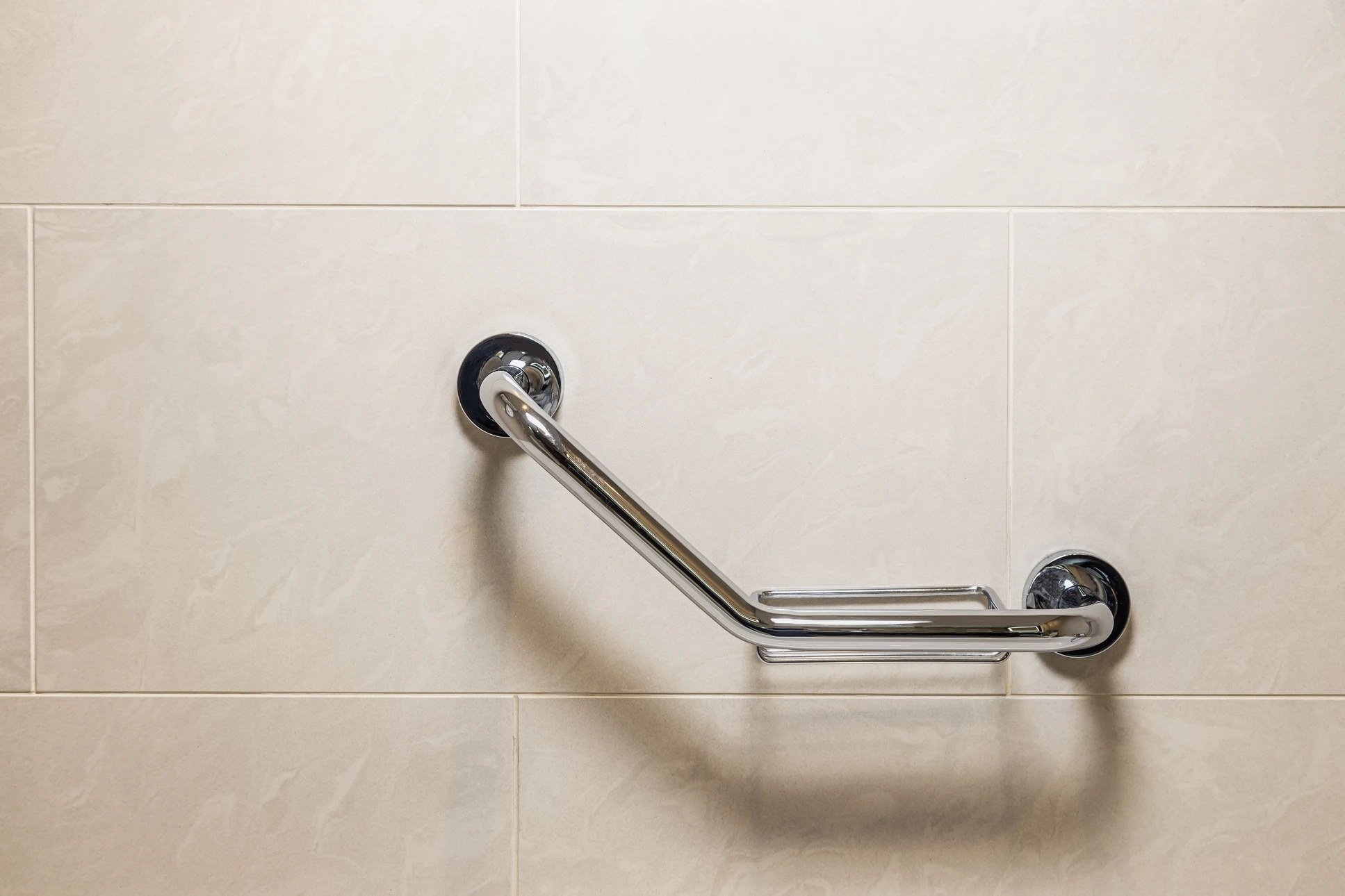 Salle de bain moderne rénovée avec baignoire-douche blanche, robinetterie chromée et carrelage métro blanc